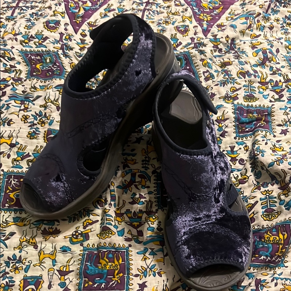 Women's Velvet Sandals in Dark Blue